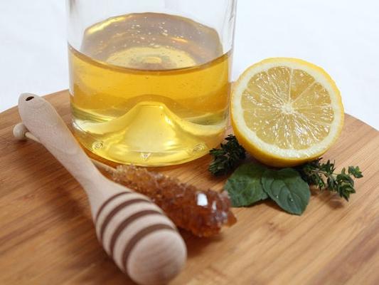 Honigglas Honiglöffel dekorativ angerichtet