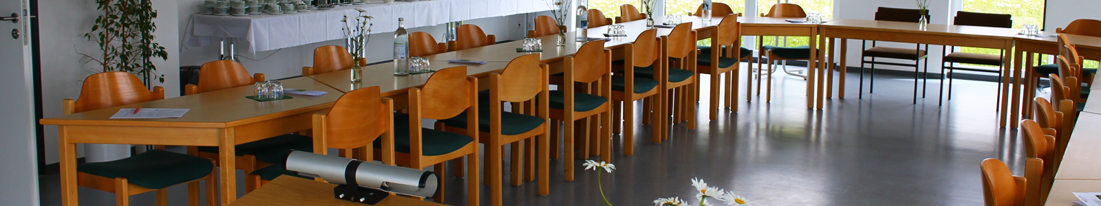 Tagungsraum mit Tischen und Stühlen © K.Cypzirsch